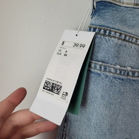 H & M Boyfriend Distressed Jeans. - Picture 5 of 6